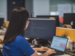 mulher integrando software no back office